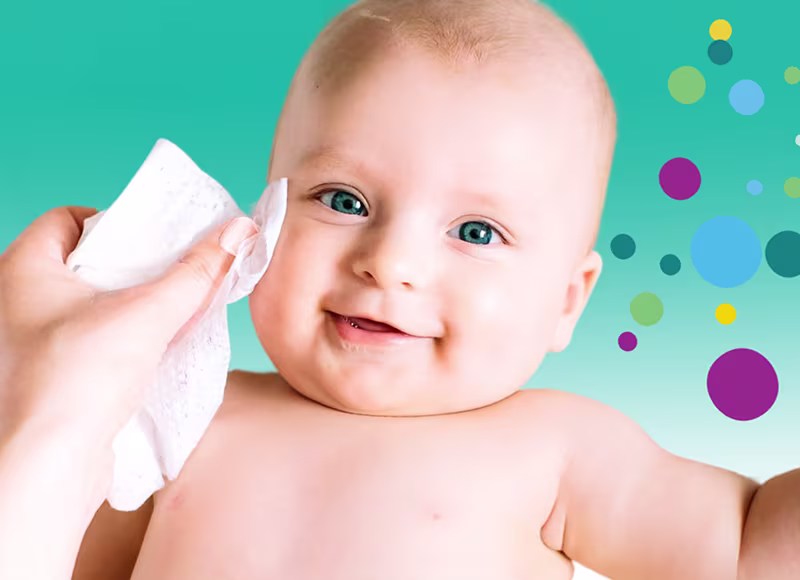 Κοντινή λήψη του προσώπου ενός μωρού καθώς ένα χέρι σκουπίζει απαλά το μάγουλό του με ένα μωρομάντηλο Pampers Fresh Clean. Κοντινή λήψη του προσώπου ενός μωρού καθώς ένα χέρι σκουπίζει απαλά το μάγουλό του με ένα μωρομάντηλο Pampers Fresh Clean.