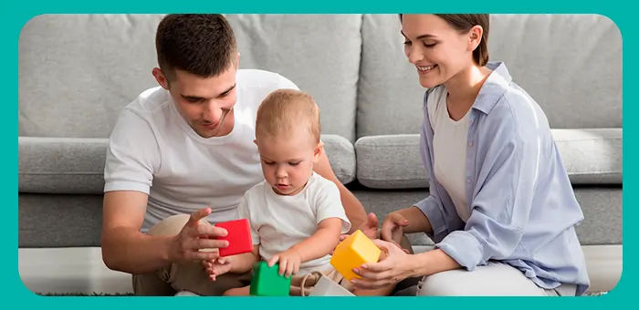 Familia jugando con bebé. Juegos para niños en casa