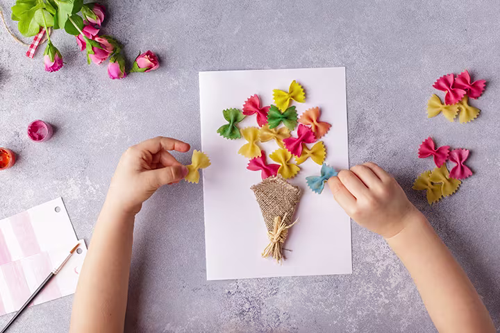 ανοιξιάτικη κάρτα με πολύχρωμα ζυμαρικά