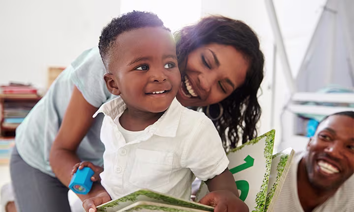 Kind mit Eltern bei U7-Untersuchung