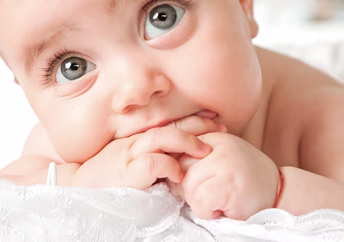 bébé regardant innocemment vers le haut