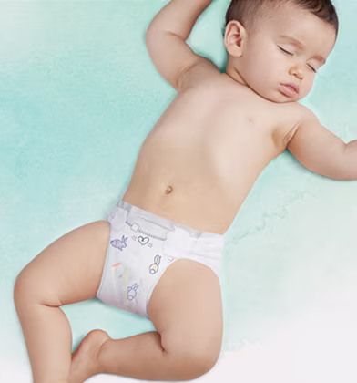 En sovande bebis som ligger på rygg, iklädd en Pampers blöja.