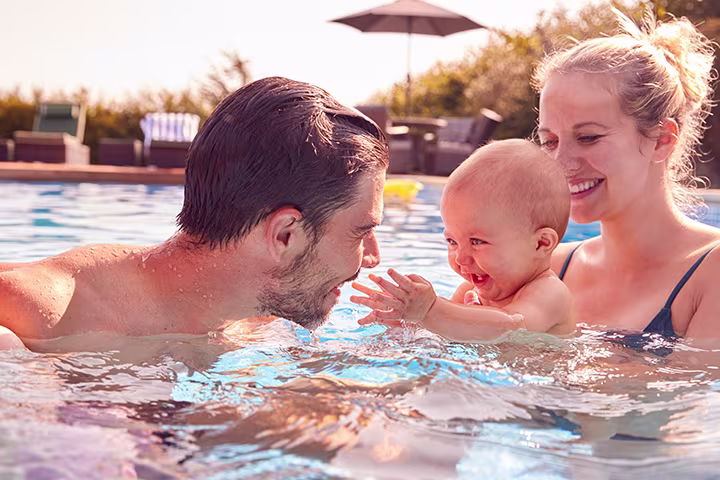 Γονείς με μωρό στην πισίνα