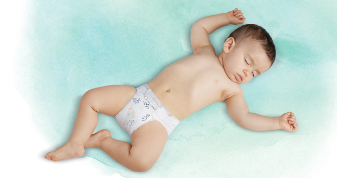 Schlafendes Baby trägt eine Harmonie Windel