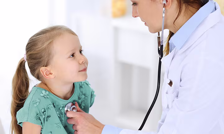 Kind wird vom Arzt bei der U9-Untersuchung abgehört