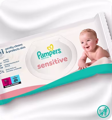 Un gros plan d’un paquet de lingettes Pampers Sensitive Un gros plan d’un paquet de lingettes Pampers Sensitive