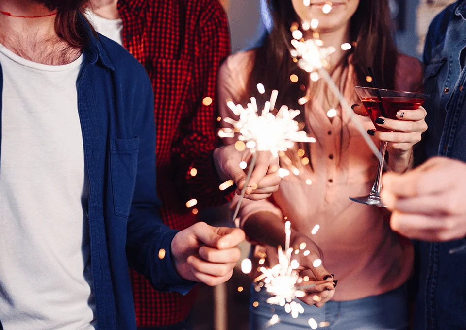 Personas pidiendo 10 propósitos de año nuevo mobile