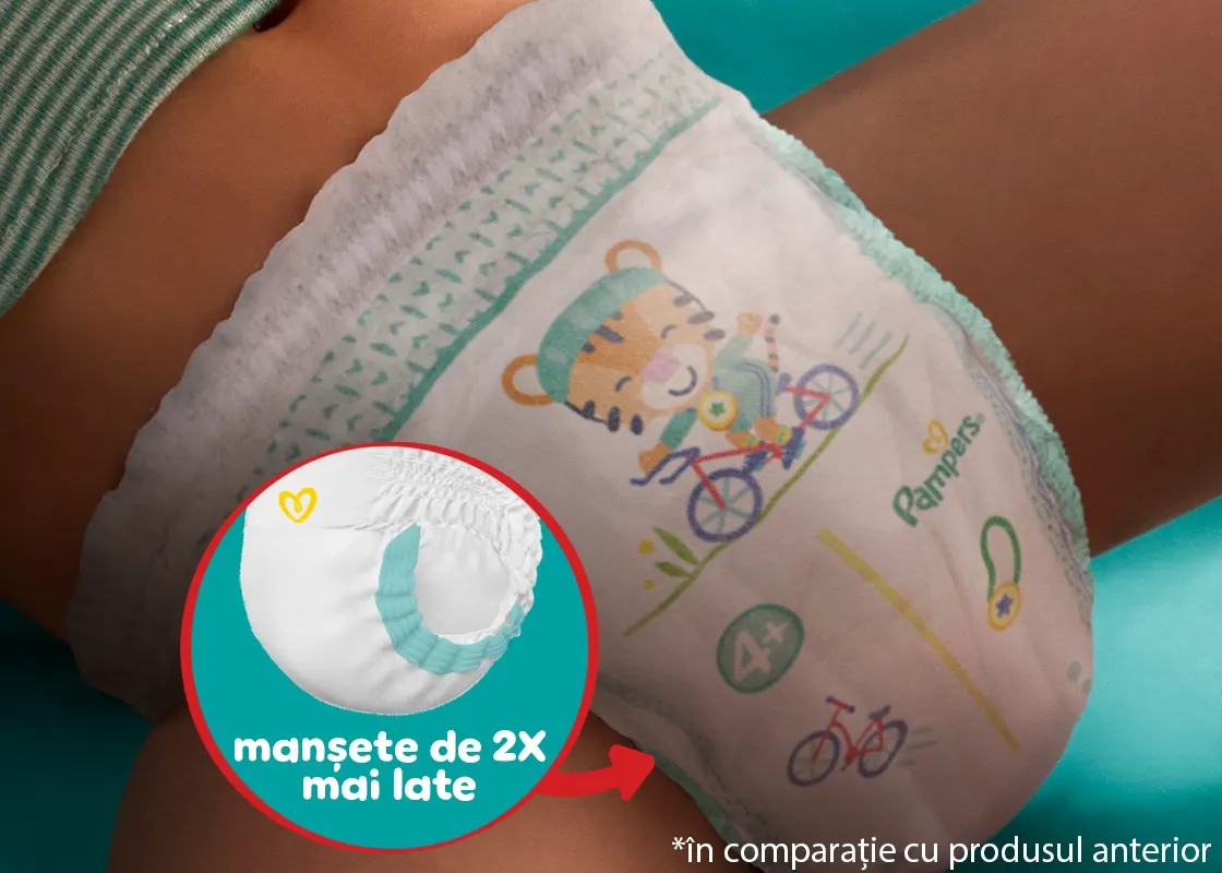 Bebeluș care poartă Active Baby Pants și un icon în partea stângă unde se arată noua inovație: manșete moi de 2x mai late.