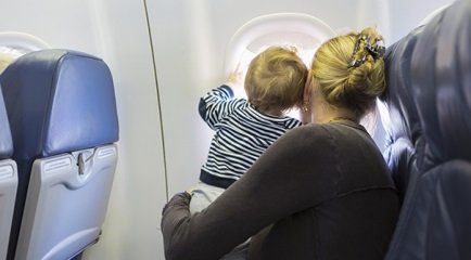 Viajando de avião com um bebê