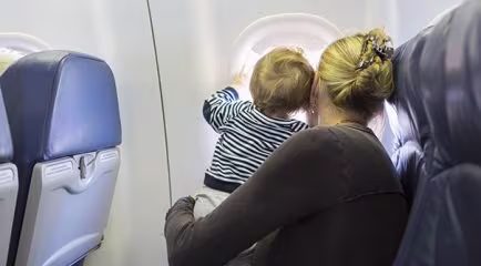 Viajando de avião com um bebê