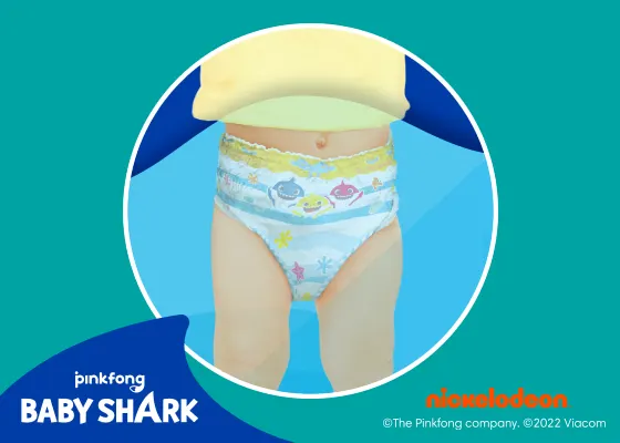slika bebe koja nosi Pampers Splashers u bazenu