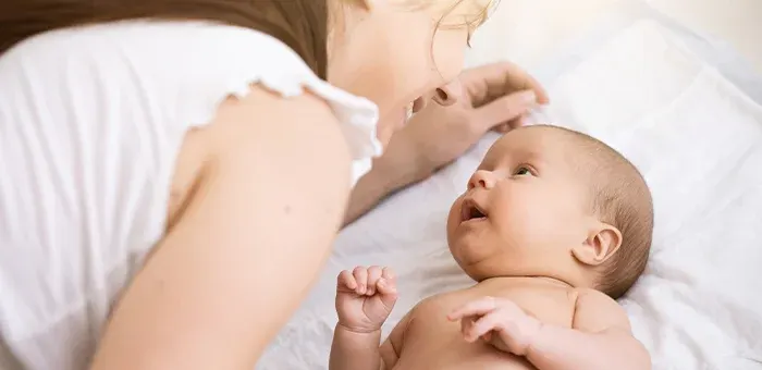 Madre enseñando a bebé sus primeras palabras Madre enseñando a bebé sus primeras palabras