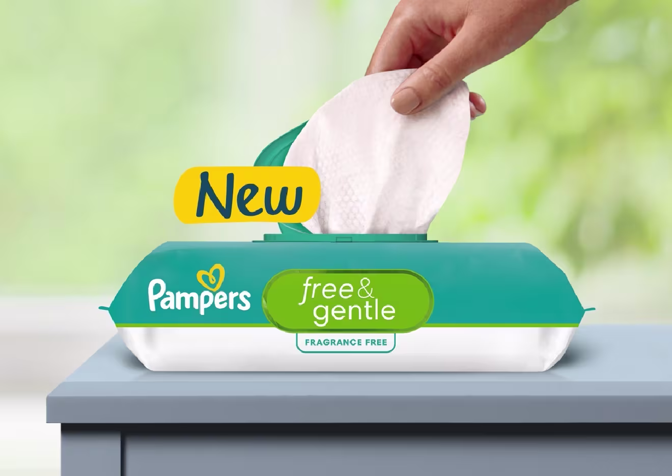 Les lingettes Pampers Free & Gentle nettoient mieux* sans risque de déchirure.