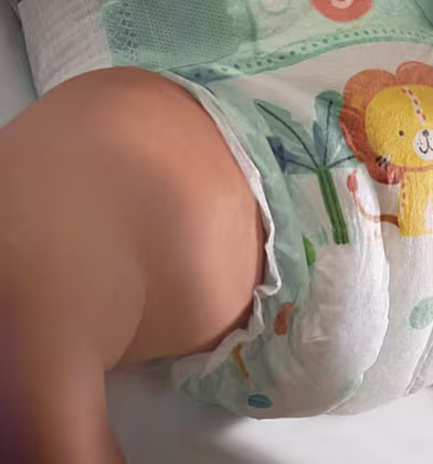 Um primeiro plano do traseiro de um bebé com uma fralda Dodot Um primeiro plano do traseiro de um bebé com uma fralda Dodot