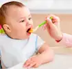 Bebé alimentándose con comida casera