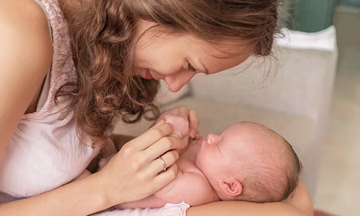 Contact peau à peau avec un nouveau-né