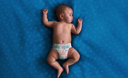 Bebé a dormir no berço
