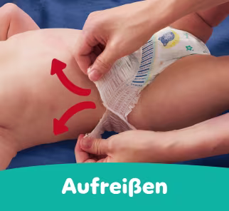 Hände reißen die Seitenbündchen der Pants auf und verdeutlichen das einfache Ausziehen.