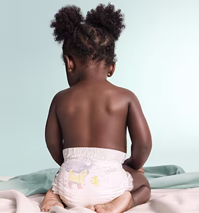 Dziecko w pieluszce Premium Care siedzi tyłem Dziecko w pieluszce Premium Care siedzi tyłem