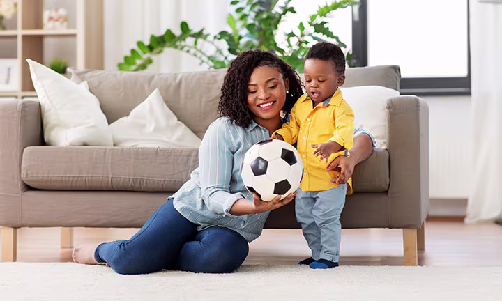 Mutter spielt mit ihrem Sohn Ball