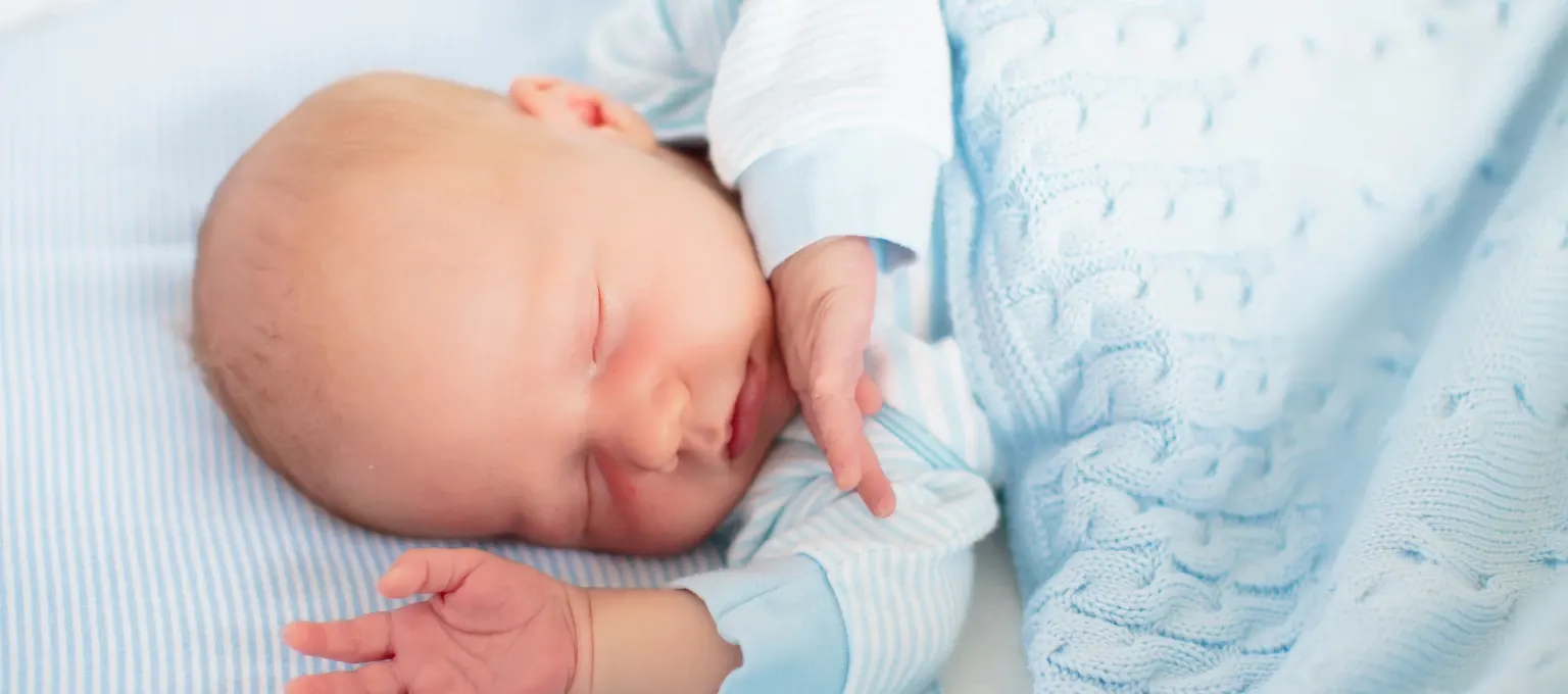 por qué mi bebé duerme de lado por qué mi bebé duerme de lado