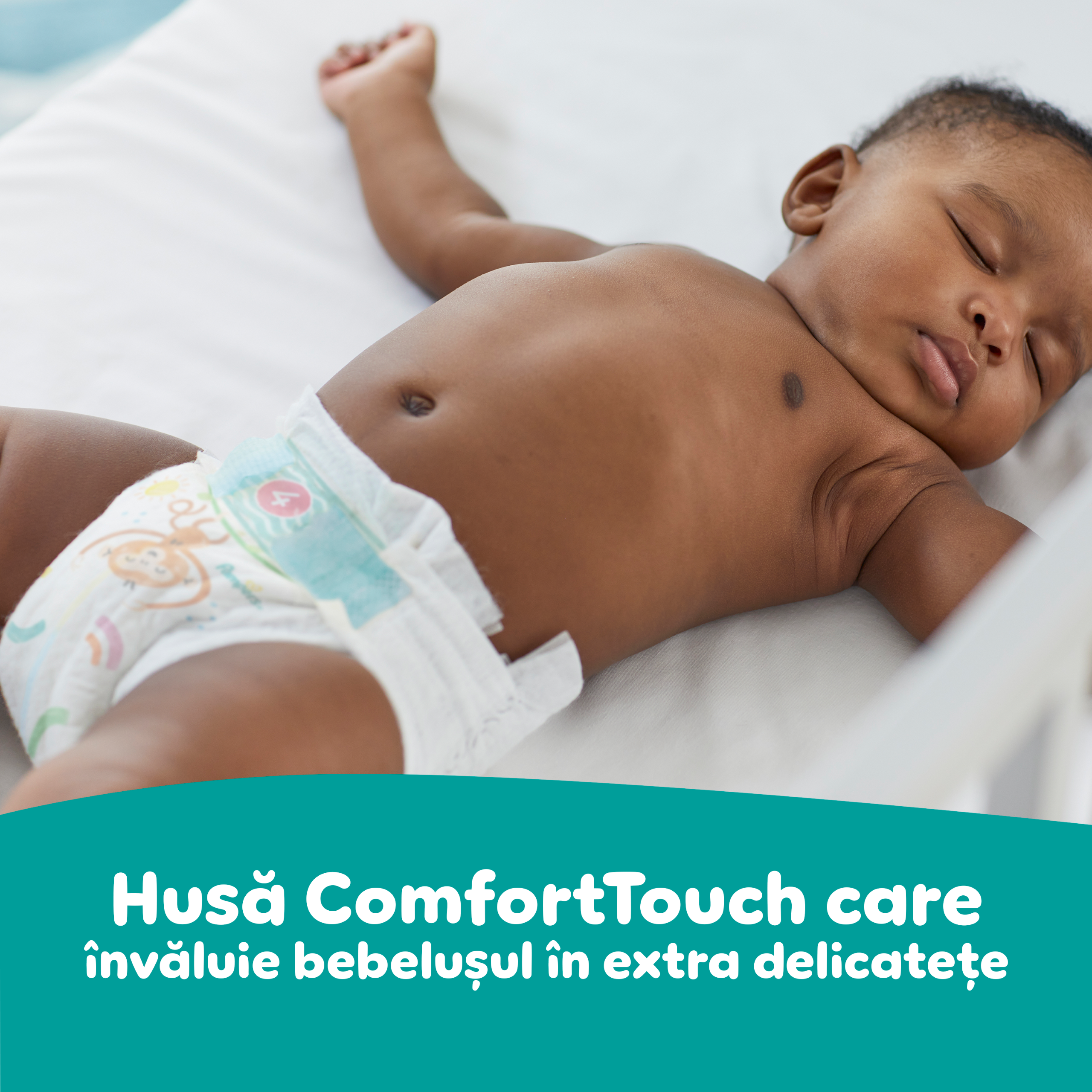 Bebeluș așezat pe pat cu scutec și sub el texul << Husă ComfortTouch care învăluie bebelușul în extra delicatețe>>