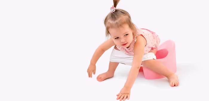 Niña aprendiendo a ir al baño