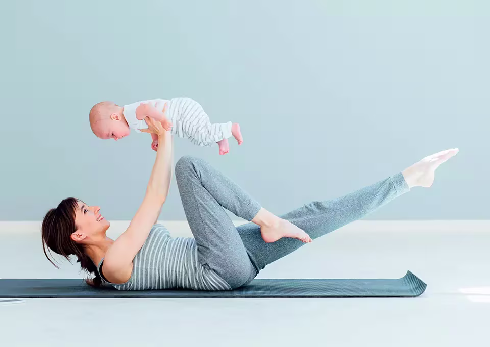 Mãe fazendo exercícios com o bebê
