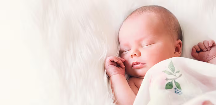 Bebê recém-nascido dormindo