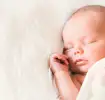 Bebê recém-nascido dormindo