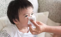 病気の子どもを看病するママ