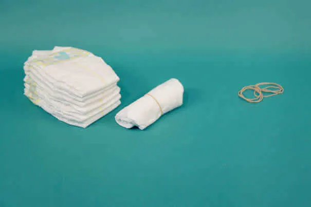 הכנת עוגת חיתולים שלב 3 Add Pampers Diapers to the Base of the Stroller