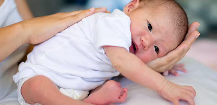 ¿Cómo puedo quitar el hipo a mi bebé?
