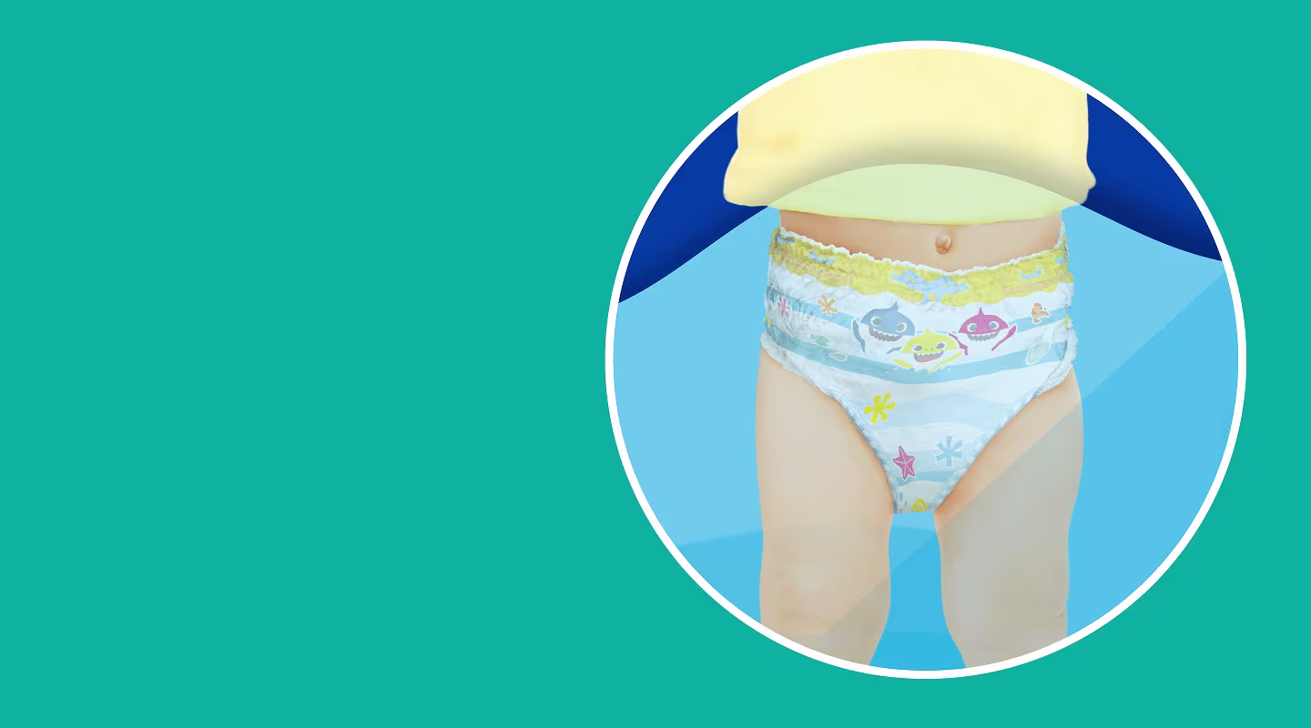 Un copil în scutec de baie cu model Baby Shark este arătat de la talie în jos, într-un cerc.