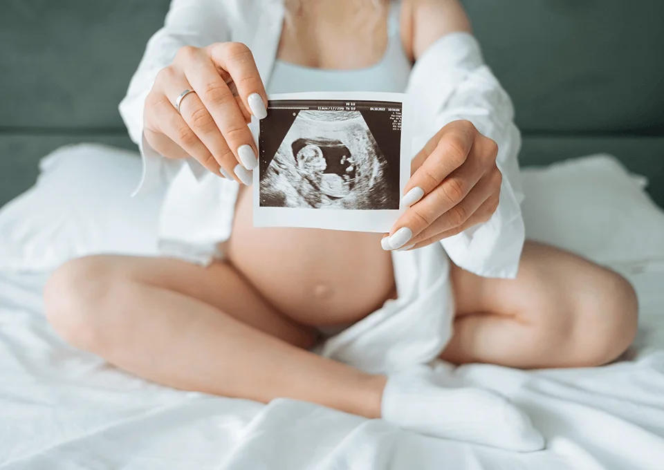 Mamá joven buscando nombres de videojuego para su guagua