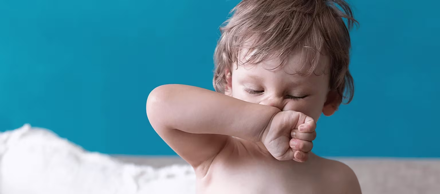 Bebê apresentando mucos transparentes por resfriado