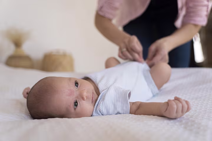 Μητέρα αλλάζει μωρό