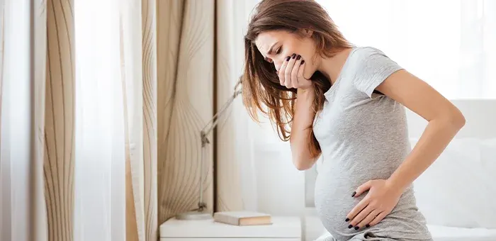 Mujer con Náuseas matutinas en el embarazo Mujer con Náuseas matutinas en el embarazo