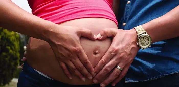 Mujer eligiendo con su pareja nombres indígenas de bebés