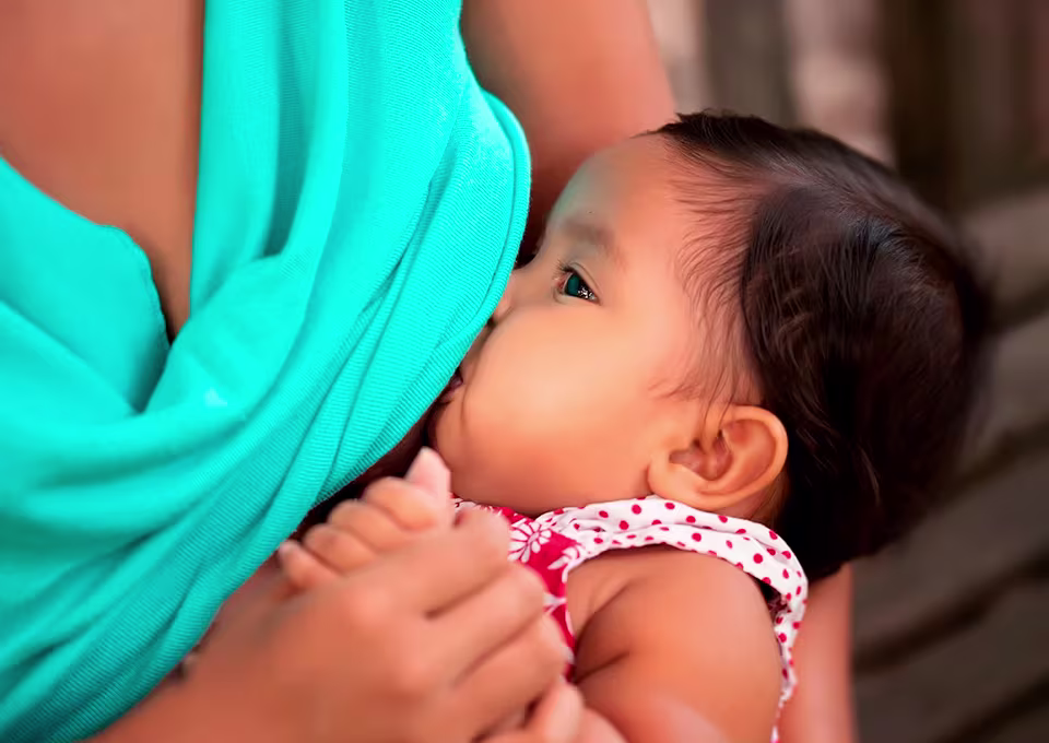 Mamá alimentando a su bebé