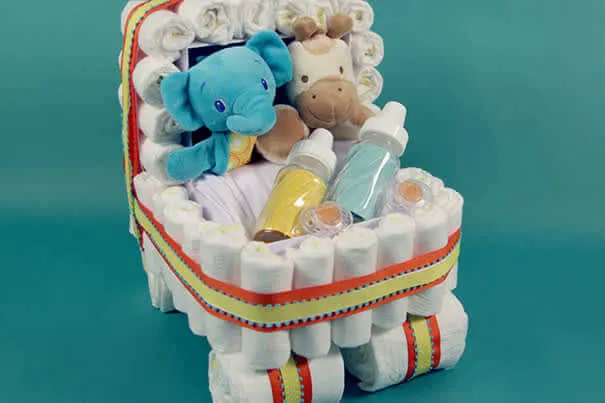 הכנת עוגת חיתולים שלב 6 Add the Finishing Touches