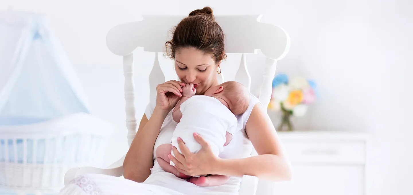 Una madre con su recién nacido Una madre con su recién nacido