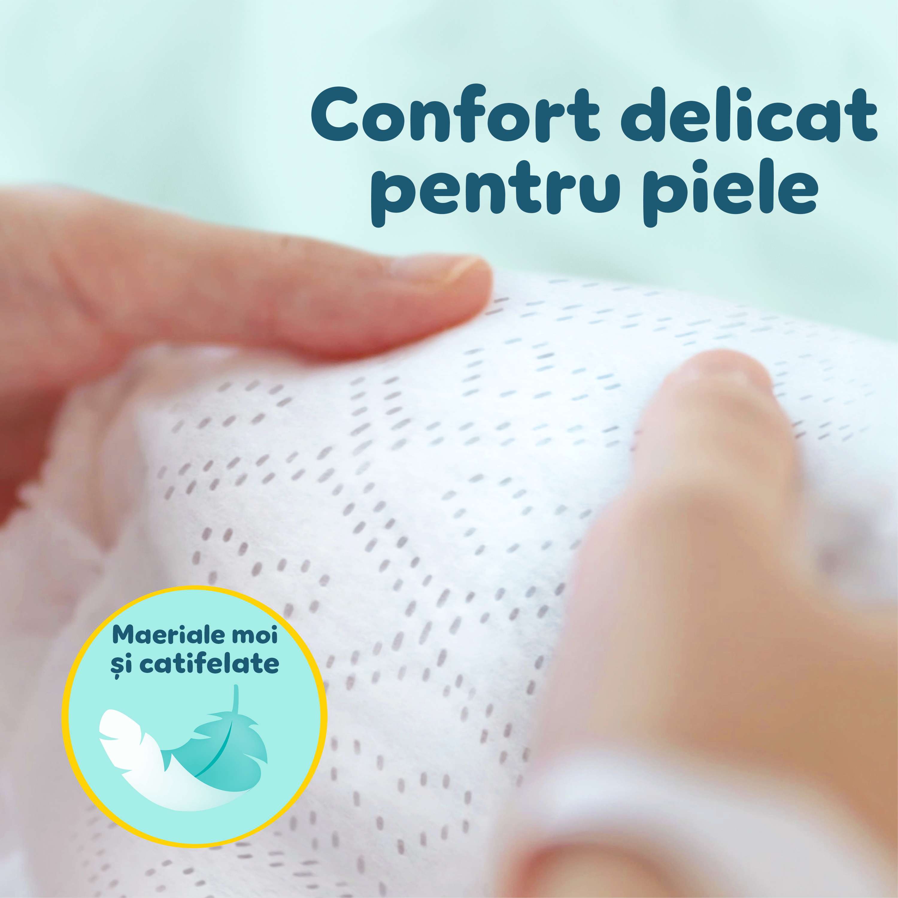 Prim-plan cu două mâini care ating ușor interiorul moale și texturat al scutecului, care pare să fie respirabil, cu mici găuri sau perforații. Afirmările „Confort delicat pentru piele” și „Materiale catifelate și moi” subliniază natura delicată a materialului.