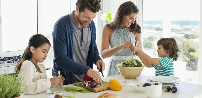 פעילויות לילדים בבית בישול עם ילדים-Article Content Image2 cooking_as_family_700