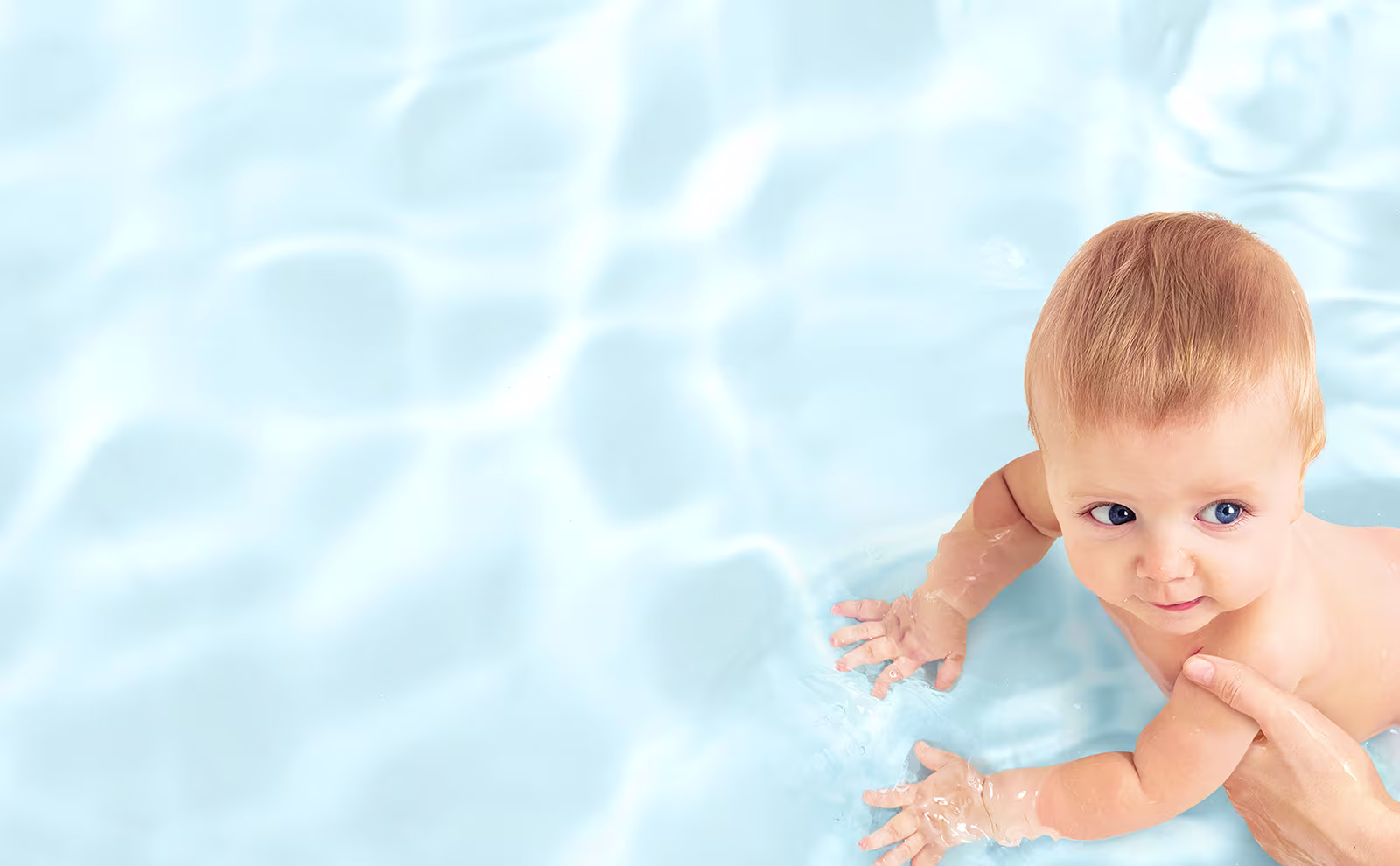 Ένα μωράκι πάνω σε μια γαλάζια επιφάνεια με νερό