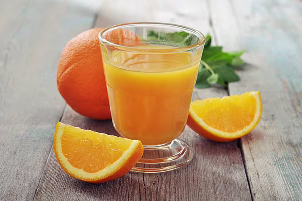 ¿Está bien dar zumo de naranja exprimida a mi hijo de 13 meses?