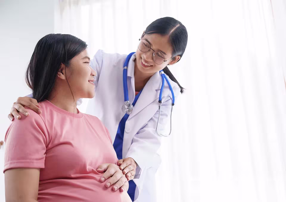Doctora revisando a mujer embarazada con preeclampsia