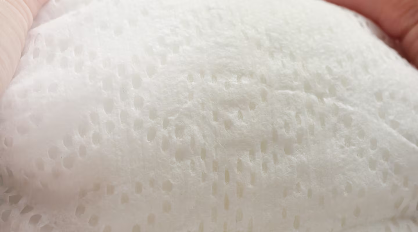 Imagen en primer plano del revestimiento KeepDry™ de Pampers Swaddlers