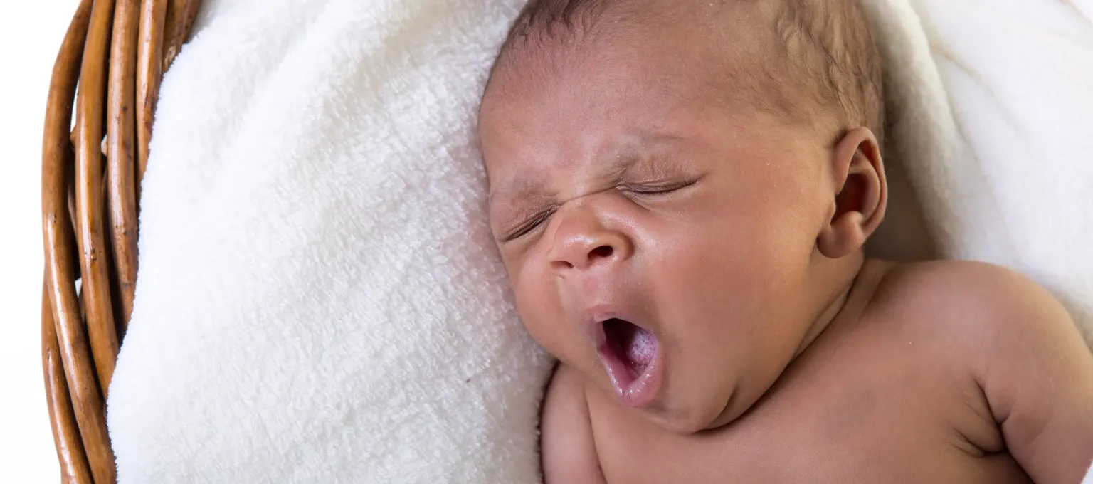 bebê dormindo com cobertor bebê dormindo com cobertor