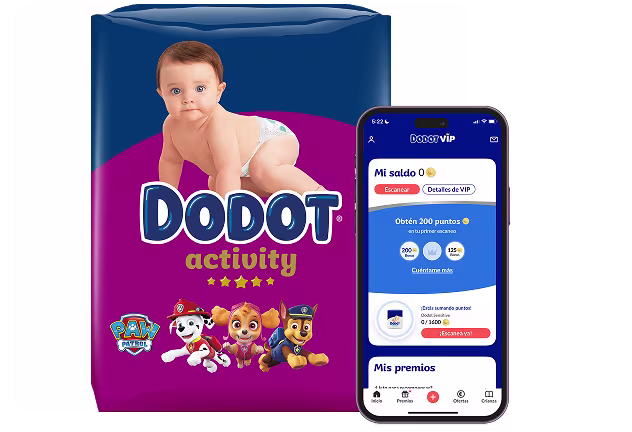 Dodot VIP, paquete de pañales con la App Dodot VIP mostrada en un teléfono